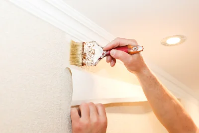 Pose de papier peint à Courbette — revêtements muraux et toiles de verre